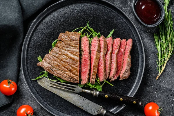 Grillé Coupé Steak Fer Plat Viande Bœuf Marbre Fond Noir — Photo