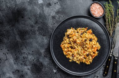 Biftek, kuzu, tavuk, büyük tabaktan yapılmış Özbek pilavı. Karanlık arka plan. Üst Manzara. Boşluğu kopyala.