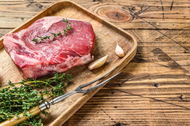 Kesme tahtasında çiğ biftek. Ahşap arka plan. Üst Manzara. Boşluğu kopyala.