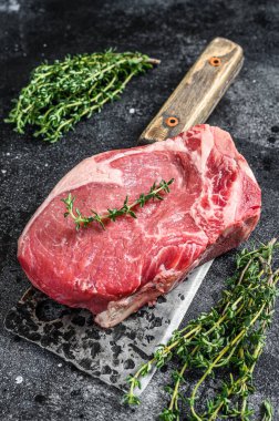Çiğ biftek. Kara toprak. Üst görünüm.