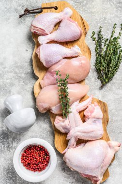 Farklı türde çiğ tavuk eti, kümes hayvanları. Gri arka plan. Üst görünüm.
