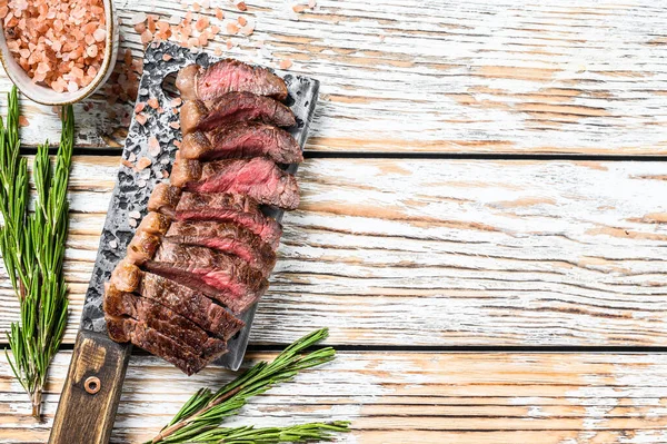 Grilovaný Steak Rampy Sekáčku Maso Bílé Dřevěné Pozadí Horní Pohled — Stock fotografie
