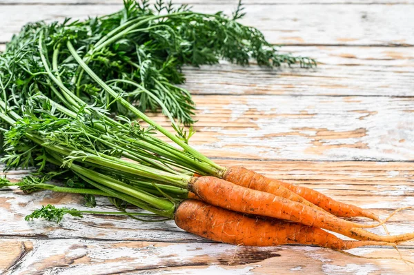 Ein Bund Frischer Karotten Mit Grünen Blättern Weißer Hintergrund Ansicht — Stockfoto