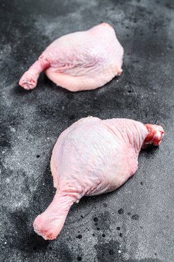 Bedava çiğ ördek bacağı. Siyah arka plan. Üst görünüm.