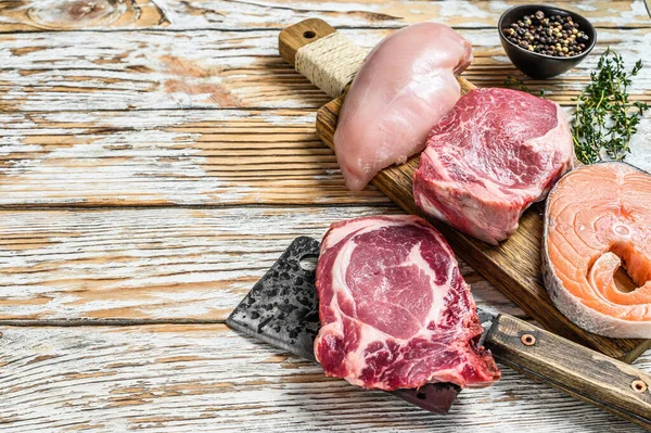 Verse Rauwe Biefstuk Kipfilet Varkensvlees Zalmbiefstuk Witte Houten Achtergrond Bovenaanzicht — Stockfoto