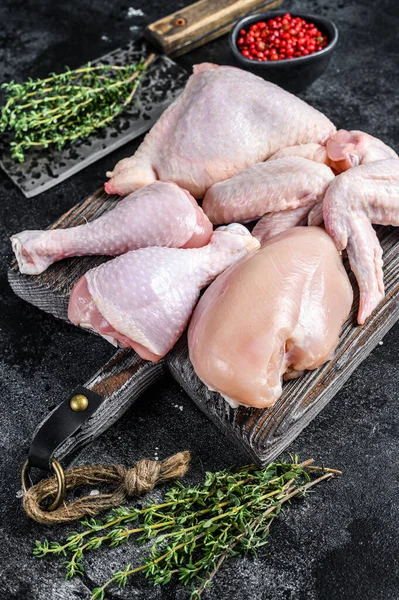 Çiğ Tavuk Porsiyonları Derisiz Göğüs Kanatlı Izgara Siyah Arka Plan — Stok fotoğraf