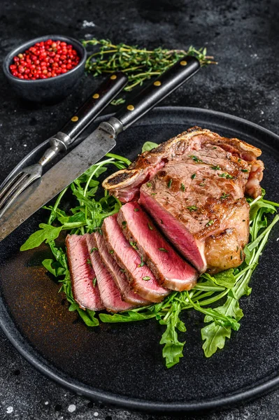 Středně Propečený Grilovaný Steak Hovězího Nebo Newyorský Steak Černé Pozadí — Stock fotografie