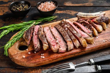 Kemiğe pirzola. Izgara sığır eti. Ahşap arka plan. Üst görünüm.