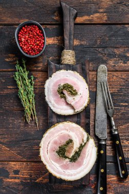 Pancetta, tipik İtalyan usulü çiğ pastırma. Karanlık ahşap arka plan. Üst Manzara. Boşluğu kopyala