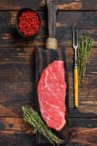 Syrový Proužkovaný Steak Prkně Mramorované Hovězí Tmavé Dřevěné Pozadí Horní — Stock fotografie