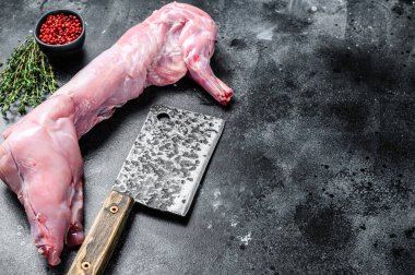 Pişirme baharatlı çiğ tavşan. Siyah arka plan. Üst Manzara. Boşluğu kopyala.