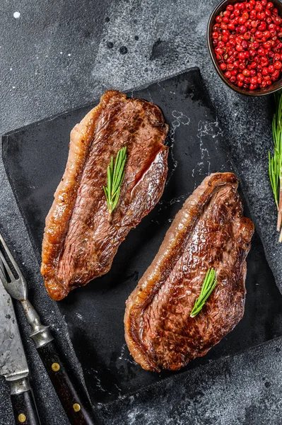 Grillad Rampmössa Biff Sten Hackbräda Svart Bakgrund Ovanifrån — Stockfoto