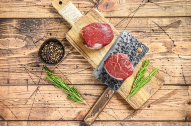 Çiğ mermer et fileto mignon. Ahşap arka plan. Üst görünüm.