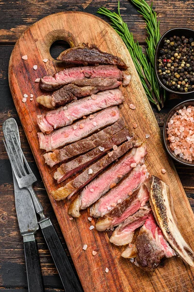 Filete Ribeye Hueso Carne Res Parrilla Fondo Oscuro Madera Vista —  Fotos de Stock