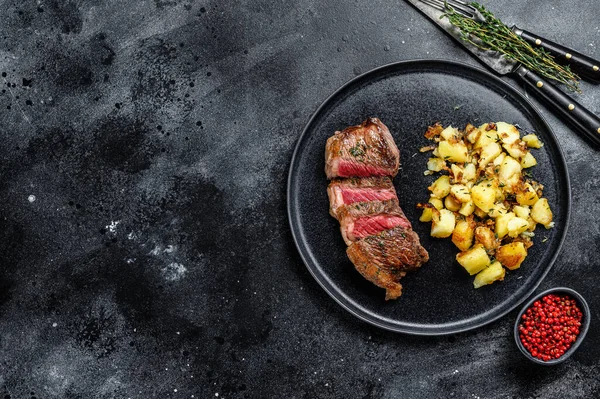 Steak Striploin Grillé Pomme Terre Viande Bœuf Fond Noir Vue — Photo