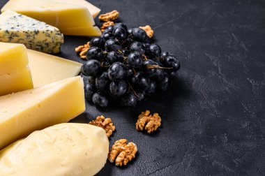 Cevizli ve üzümlü peynirin farklı türleri. Siyah arka plan. Üst görünüm.