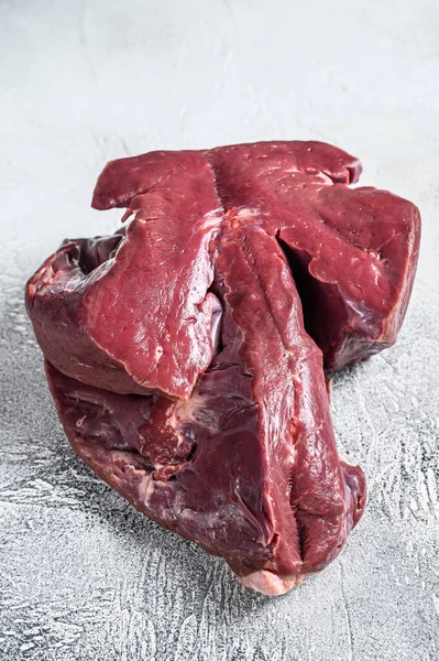 新鮮な生牛肉の肝臓の内臓 白地だ トップ表示 — ストック写真