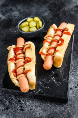 Sarı Hardallı Hot Dog ve kırmızı ketçap. Siyah arka plan. Üst görünüm.