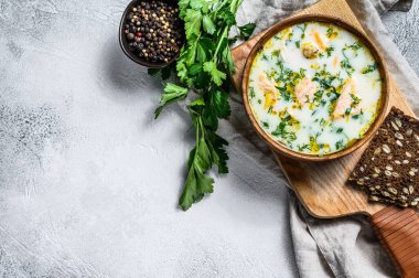 Somon ve patatesli kremalı balık çorbası. Gri arkaplan, üst görünüm, metin için boşluk.