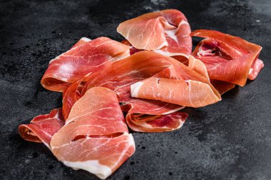 İspanyol jamonu Serrano, jambon. Siyah arkaplan, üst görünüm.