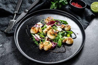 Izgara kalamar ve roka ile Tayland salatası. Siyah arka plan. Üst görünüm.