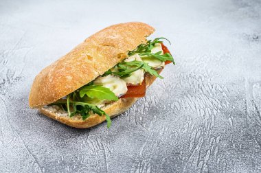 Taze peynirli sandviç, armut reçeli, ricotta ve roka. Gri arka plan. Üst Manzara. Metin için boşluk.