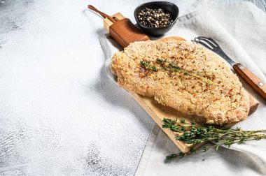 Ev yapımı çiğ Alman sosis şnitzeli. Gri arka plan. Üst Manzara. Boşluğu kopyala.