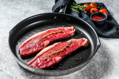 Izgarada taze sığır filetosu. Gri arka plan. Üst görünüm.