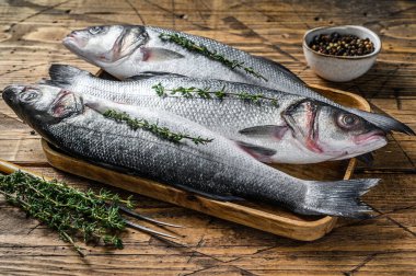 Tepside çiğ deniz kabuğu balığı. Ahşap arka plan. Üst görünüm.