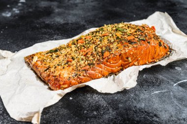 Sağlıklı bir diyet yüksek protein, tütsülenmiş Atlantik somon filetosu. Alabalık. Siyah arkaplan, üst görünüm
