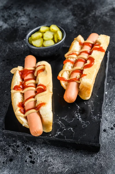 Hot Dog Κίτρινη Μουστάρδα Και Κόκκινη Κέτσαπ Μαύρο Φόντο Άνω — Φωτογραφία Αρχείου