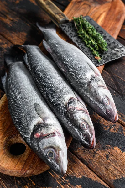 Kesme tahtasındaki taze çiğ deniz kabuğu. Koyu ahşap arka plan. Üst görünüm.