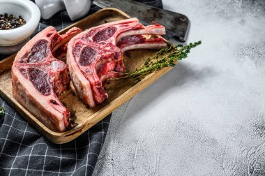 Biberiyeli ve baharatlı taze kuzu eti. Gri arka plan. Üst Manzara. Boşluğu kopyala.