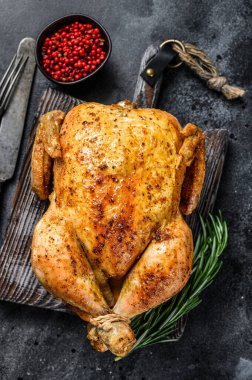 Izgara ızgara tavuk. Siyah arka plan. Üst görünüm.