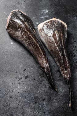 Kafası olmayan taze maymunbalığı. Siyah arka plan. Üst görünüm.