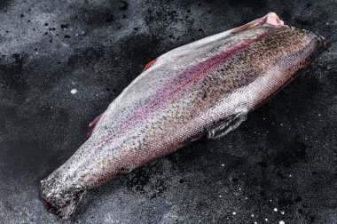 Kafası olmayan çiğ alabalık. Siyah arka plan. Üst görünüm.