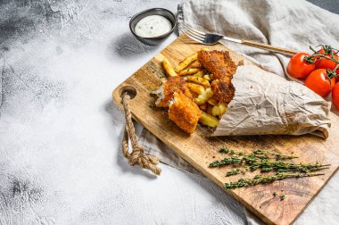 Balık ve patates kızartması, patates kızartması ve kızarmış balık filetosu. Gri arka plan. Üst Manzara. Boşluğu kopyala.