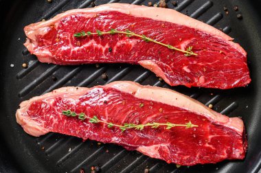 Izgarada taze sığır filetosu. Gri arka plan. Üst görünüm.