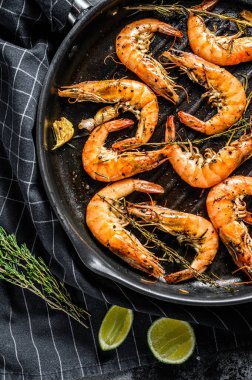 Izgara dev Langoustine karidesler, kızartma tavasında karidesler. Siyah arka plan. Üst görünüm.