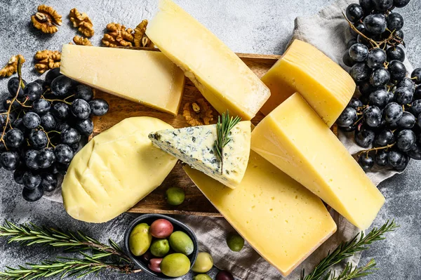 Verschiedene Käsestücke Mit Nüssen Oliven Und Trauben Verschiedene Leckere Snacks — Stockfoto