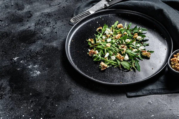 Gesunder Salat Mit Rucola Ziegenkäse Nüssen Und Vinaigrette Schwarzer Hintergrund — Stockfoto