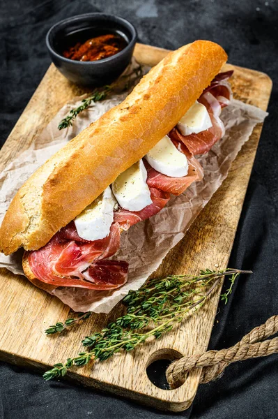 Panino Baguette Con Prosciutto Crudo Serrano Paleta Iberica Formaggio Camembert — Foto Stock