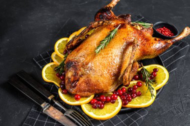 Portakal ve Rosmarina ile doldurulmuş fırında kaz. Kutlama masası. Siyah arka plan. Üst görünüm