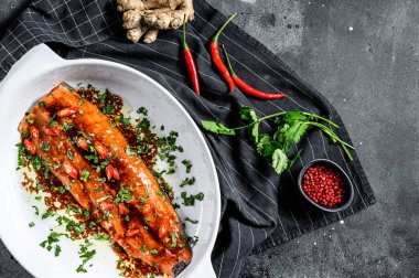 Somon filetosu teriyaki pişiriyorum. Siyah arka plan. Üst Manzara. Boşluğu kopyala.