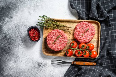 Kıymalı köfteler, kıymalı pirzola. Gri arka plan. Üst görünüm.