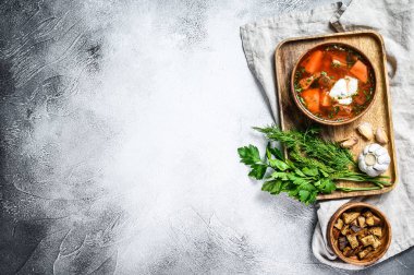 Ulusal Rus ve Ukrayna Borsch pancar kökü çorbası ahşap bir kase içinde. Gri arka plan. Üst Manzara. Metin için boşluk.