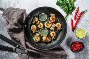 Limonlu ve baharatlı ızgara kalamar. Gri arka plan. Üst görünüm.