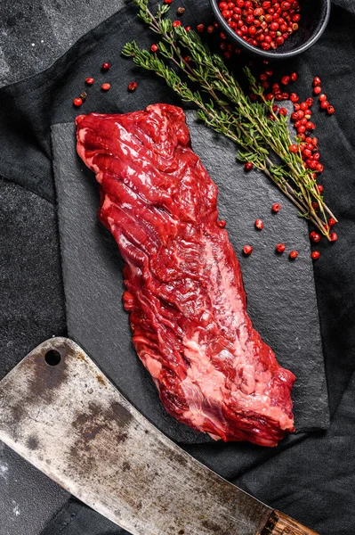 Bife Cru Carne Vegas Com Pimenta Rosa Tomilho Fundo Preto — Fotografia de Stock