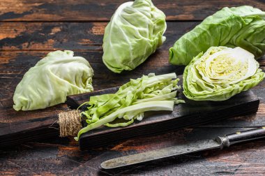 Taze kesilmiş yeşil uçlu lahana. Ahşap arka plan. Üst görünüm.