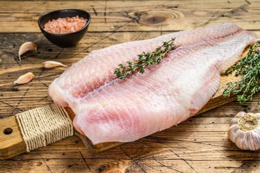 Çiğ balık filetosu. Ahşap arka plan. Üst görünüm.